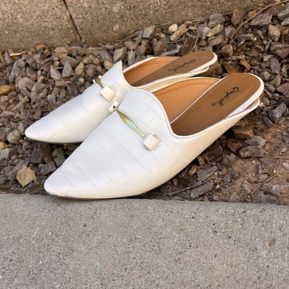 Qupid white open back pointed toe textured slide loafer with gold hardware bit s - Picture 4 of 9